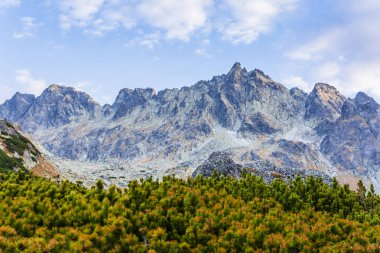 Main Ridge Tatra Dağları, Yüksek Tatras, Slovakya'nın bir parçası. Sabahları Tatras muhteşem sonbahar manzara.