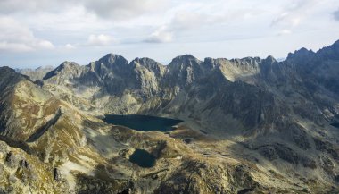 Tarafından çevrili göletler Vadisi'nde bir tipik dağ manzarası doruklarına ve dağ geçer. Sonbahar sahne. Tatras.