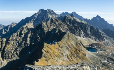 Yüksek Tatras sonbaharda. Tepeler, ridge ve valley muhteşem bir manzara. Slovakya.