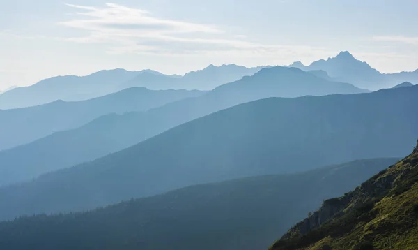 Góry Poranne Mgły Tworząc Piękne Otoczenie Dla Pieszych Wzdłuż Szlaków — Zdjęcie stockowe