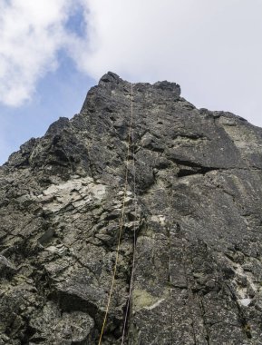 İniş fay boyunca dağlarda tırmandıktan sonra hazırlanan çıkarken.
