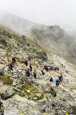 Palenica Bialczanska, Polonya - 08 Eylül 2018: Kalabalık turist popüler Rysy zirveye kadar gidiyor. Tatra Dağları.