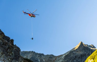 Stary Smokovec, Slovakya - 12 Ekim 2018: Helikopter türü Mil Mi-8t dağ kulübesine malların taşıma ile.