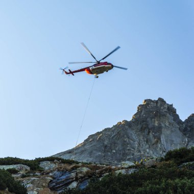 Stary Smokovec, Slovakya - 12 Ekim 2018: Helikopter türü Mil Mi-8t dağlarda. Tatras.