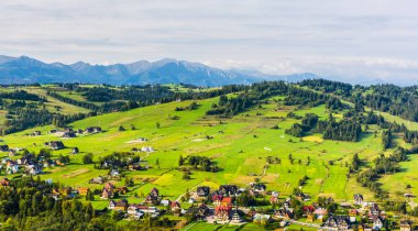 Czarna Gora, Polonya - 17 Eylül 2018: Turizm tesisi Bialka Tatrzanska dağınık binalarda, çayırlar, ormanlar ve Tatras görünümünü.