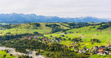 Czarna Gora, Polonya - 17 Eylül 2018: Bir sonbahar manzara. Geliştirme Turizm Tatil Bialka Tatrzanska Nehri, çayır, ormanlar ve Tatras üzerinde dağıtılmış.