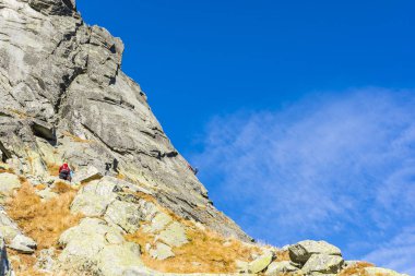 Strbske Pleso, Slovakya - 17 Ekim 2018: Dağcılar Tatras içinde tırmanma sırasında duvar döşeme üzerinde ipini tutumu hakkında. Mala Szarpana Turnia (Maly Osarpanec).