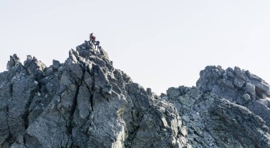 Stary Smokovec, Slovakya - 30 Ağustos 2018: Starolesny Szczyt (Bradavica) Zirvesi'nde istemcilerle dağ rehberi. Tatra.