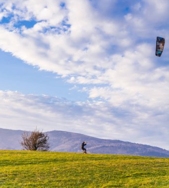 Wegierska Gorka, Polonya - 11 Kasım 2018: Arazi kiteboarding - dinamik sürüş sırasında Landboard Süvari.