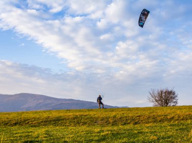 Wegierska Gorka, Polonya - 11 Kasım 2018: Arazi flyboarding - Çocuk kuvvetli rüzgar dağlarında açıklıkta rides.