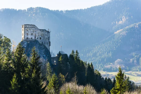 Likavka, Slovakya - 17 Kasım 2018: kaya üzerinde bulunan Hrad Likava Kalesi. Ormanın üzerinde yükselen yıkılan duvarların görünümü.