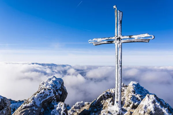 山のピークでスロバキアのマラ Fatra Velky Rozsutec クロス曇らされます Krivanska Fatra と呼ばれるマラ Fatra Fatra — ストック写真