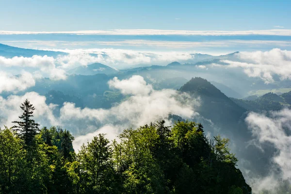 Morgennebel Und Wolken Schweben Über Den Tälern Und Umgeben Die — Stockfoto