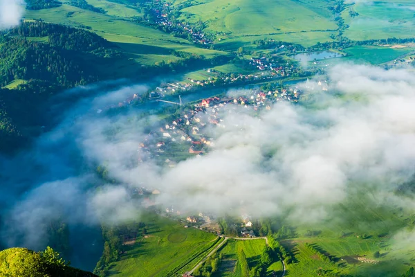 Vista Cima Aldeia Casas Rio Dunajec Sobre Qual Nevoeiro Manhã — Fotografia de Stock