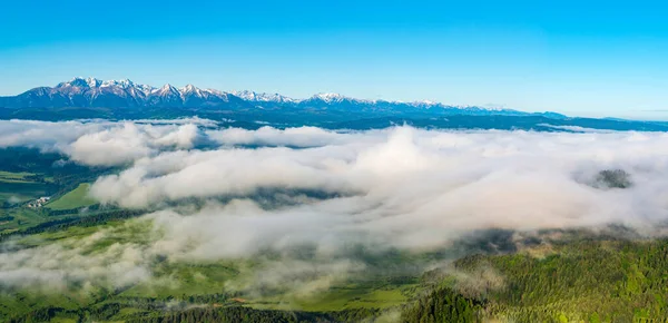 Prachtig Weids Panorama Van Bergketen Tatra Mountains Ochtendmist Wolken Drijven Rechtenvrije Stockfoto's