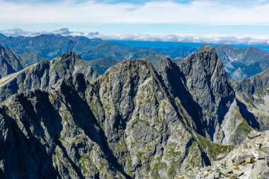 Dağ manzarası. High Tatras 'ın Ana Sırtı' nın görünen kısmı. Diğerleri arasında, Mieguszowiecki Zirveleri (Mengusovske stity) görülebilir. Arka planda, Batı Tatra 'nın zirveleri.