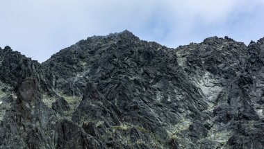Tatra Dağları 'nın en yüksek zirvesine çıkan kayalık sırt Gerlach (Gerlachov Tepesi, Gerlachovsky Dikişi). Slovakya.