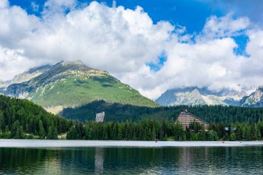 Strbske Pleso, Slovakya - 11 Eylül 2020: Viewing Tower ve Slovakya 'nın yüksek Tatras dağlarındaki Strbske Pleso Gölü kıyısında karakteristik bir otel binası.