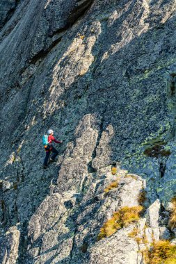 Strbske Pleso, Slovakya - 14 Eylül 2020: Dağ tırmanışı - Bir tırmanışçı tepe noktası ile tırmanıyor.
