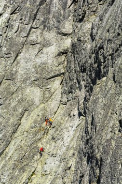Strbske Pleso, Slovakya - 14 Eylül 2020: Tatras 'a tırmanmak - ilk müşterinin duruş pozisyonunda olduğu bir rehber, ve ikinci koruma ilk sahada son metreye tırmanırken.