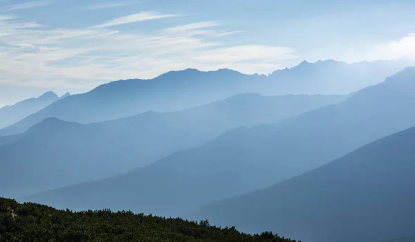 광선에 조명되는 산맥들 사이의 — 스톡 사진