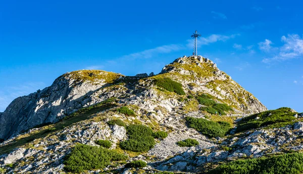 Giewont 'in tepesinden geç. Yaz tatilleri boyunca popüler bir turizm beldesi. Güzel güneşli bir yaz günü manzarası.