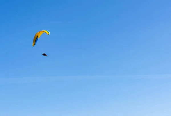 Tatranska Lomnica Slovakia September 2020 Paraglider Yellow Wing Flying Blue — Stock Photo, Image
