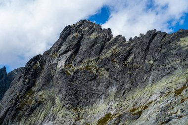 High Tatras 'taki Ostry Szczyt (Ostry Stit) tırmanış rotaları ile güzel katı kaya oluşumlarının görüntüsü.