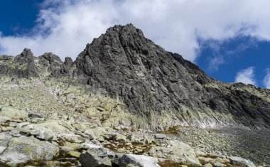 Siroka veza (Maly Lodowy Szczyt) zirvesi, Slovakya 'nın başkenti High Tatras' ta tırmanış klasikleriyle birlikte..