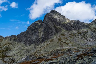 Tatra Dağları 'nın zirvesine ulaşmak için büyük granitte tırmanma yolları - Ostry Szczyt (Ostry stit).