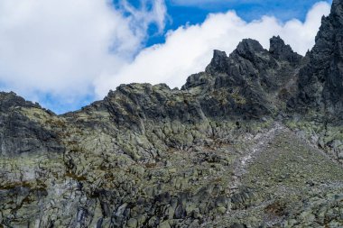 Tatra Dağları 'nın Ana Sırtı' nın bir parçası olan Zbojnickie Turnie Bölümü (Zbojnicke veze) dağcılar tarafından tüm sırtı fethederken ziyaret edildi..
