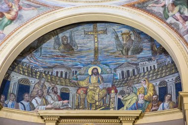 Rome, İtalya - 19 Mart 2018: Apsis mozaik kilisenin Santa Pudenziana, 420 reklam, içinde İsa'nın elçileri arasında baş tacı