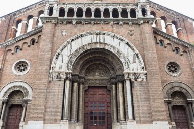 Rome, İtalya - 20 Mart 2018: Basilica St. Camillus de Lellis Neo-Gotik tarzda, cephe