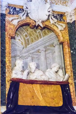 Rome, İtalya - 20 Mart 2018: Kardinaller tarafından Bernini zafer (Santa Maria della Vittoria Saint Mary Kilisesi, St. Theresa ecstasy için yardımcı Venedik Cornaro ailesinin)