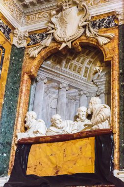 Rome, İtalya - 20 Mart 2018: Kardinaller tarafından Bernini zafer (Santa Maria della Vittoria Saint Mary Kilisesi, St. Theresa ecstasy için yardımcı Venedik Cornaro ailesinin)