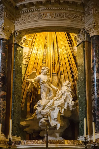 Rome, İtalya - 20 Mart 2018: Ecstasy of Saint Teresa tarafından Bernini zafer (Santa Maria della Vittoria Saint Mary Kilisesi içinde)