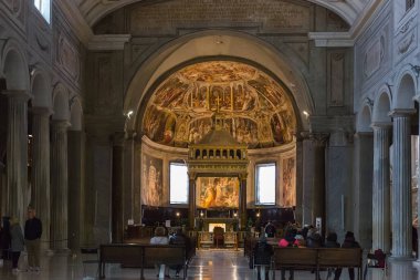 Rome, İtalya - 21 Mart 2018: İç basilica San Pietro in Vincoli (Saint Peter zincire) en iyi bilinen Papa Julius II türbesi parçası musa Michelangelo'nun heykeli için
