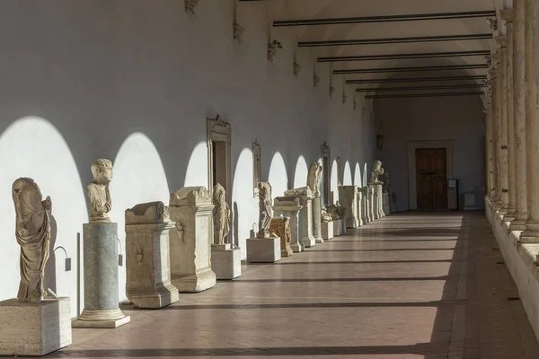 Rome, İtalya - 21 Mart 2018: Palazzo Massimo Courtyard alle Terme, Ev Müzesi antik sanat Roma, İtalya