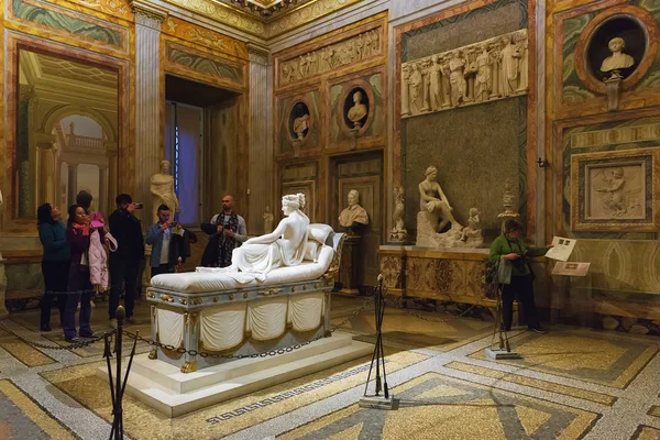 Рим Италия Марта 2018 Года Туристы Ищущие Интерьеры Картины Скульптуры — стоковое фото