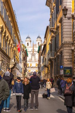 Rome, İtalya - 22 Mart 2018: sokakta merkezi Roma, İspanyol Merdivenleri'ne arka planda