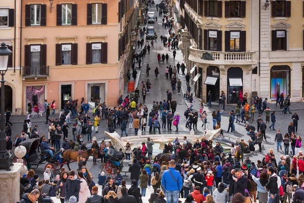 Roma, İtalya - 22 Mart 2018: Fontana della Barcaccia (tekne Çeşmesi) Roma'nın Piazza di Spagna (İspanyolca kare içinde İspanyol Merdivenleri eteklerinde bulunan bir barok tarzı çeşme 's)