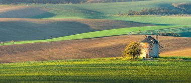 Dalgalar hills, değirmen ile sonbahar alanları ile Panorama manzara. South Moravia, Çek Cumhuriyeti