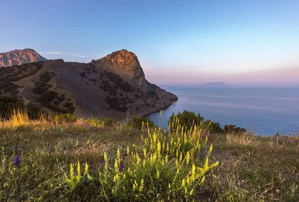 Vacker Soluppgång Havet Och Bergen — Stockfoto