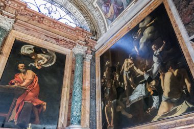 Rome, İtalya - 22 Mart 2018: Kilise St Louis Fransız, Contarelli Şapel bir döngü Caravaggio tarafından resimlerini içerir