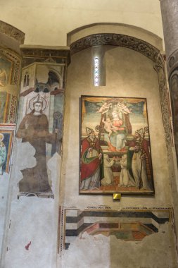 Orvieto, İtalya - 24 Mart 2018: İç San Giovenale Kilisesi, freskler ve eserlerin 12 ve 13 centurie üzerinden içerdiği