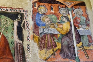 Orvieto, İtalya - 24 Mart 2018: İç San Giovenale Kilisesi, freskler ve eserlerin 12 ve 13 centurie üzerinden içerdiği