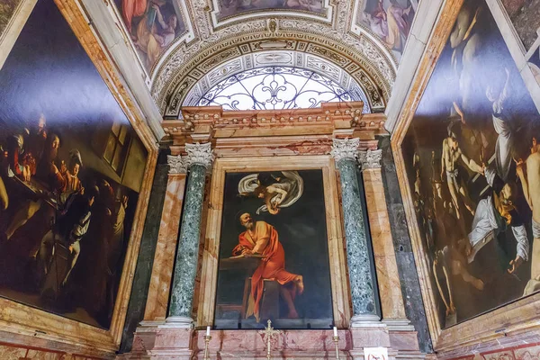 Rome, İtalya - 22 Mart 2018: Kilise St Louis Fransız, Contarelli Şapel bir döngü Caravaggio tarafından resimlerini içerir
