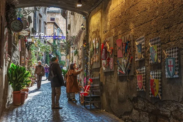 セラミックのお土産が付いている都市の中心部にオルヴィエート イタリア 2018 オールド ストリート — ストック写真