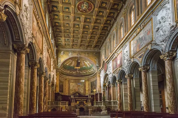 Intérieur de la basilique San Marco Evangelista à Rome, Italie — Photo