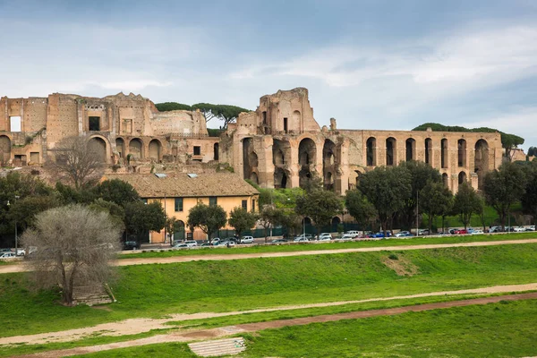 De Palatijn heuvel ruïnes kijkt uit op het Circus Maximus, Rome, het — Stockfoto